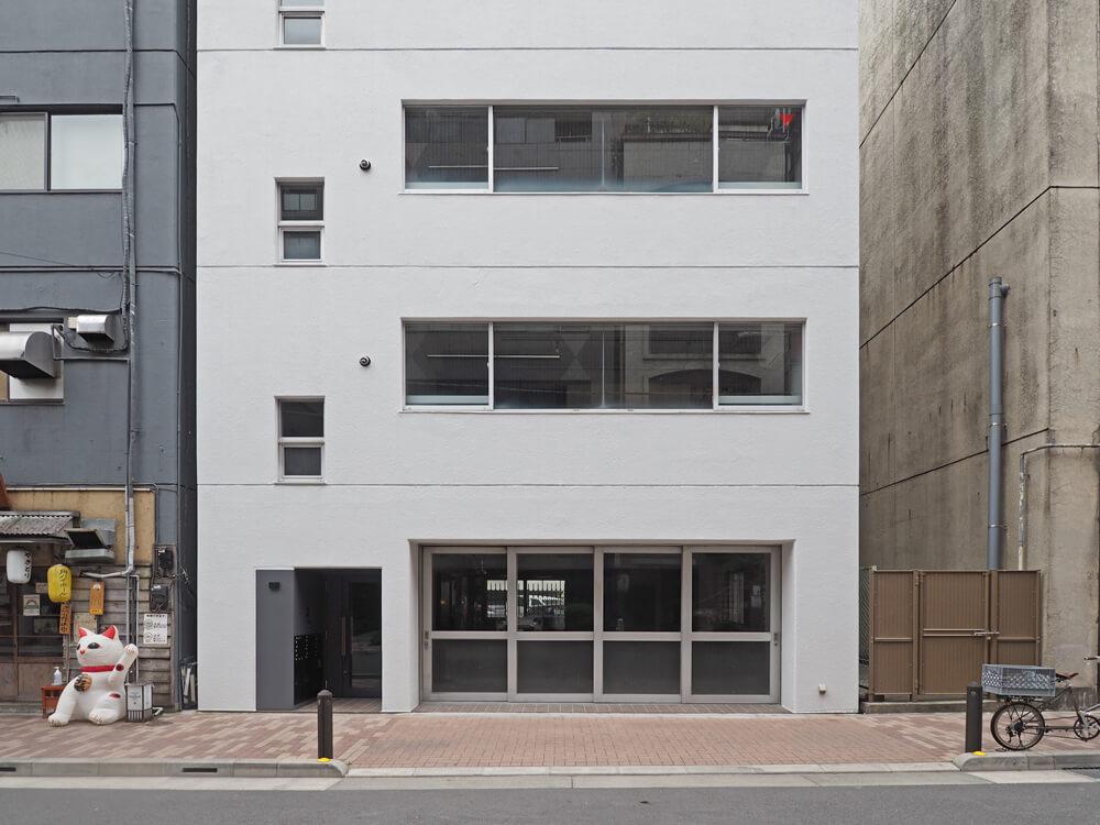 中央区東日本橋の賃貸物件/ビル外観です、1階は美容室が営業中