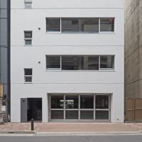 中央区東日本橋の賃貸物件/ビル外観です、1階は美容室が営業中