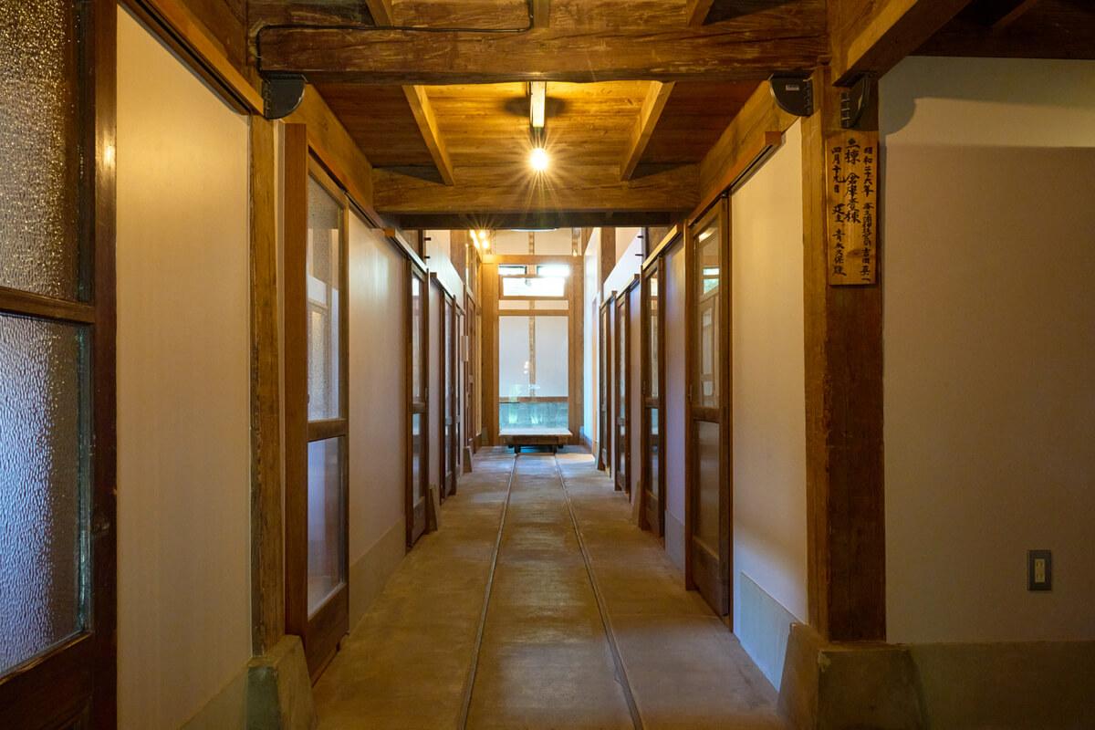 埼玉県さいたま市浦和区岸町の賃貸物件/建物中央に敷かれたレールと、その奥にあるのがトロッコ。両側がシェアアトリエの各ブースとなっている。