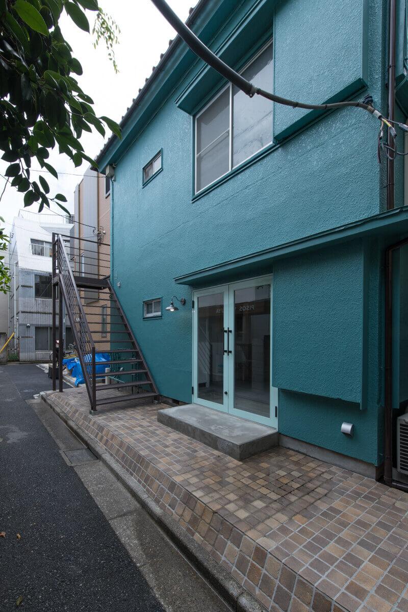 新宿区四谷の賃貸物件/外観：特徴的な緑色。1階部分はカフェが営業中