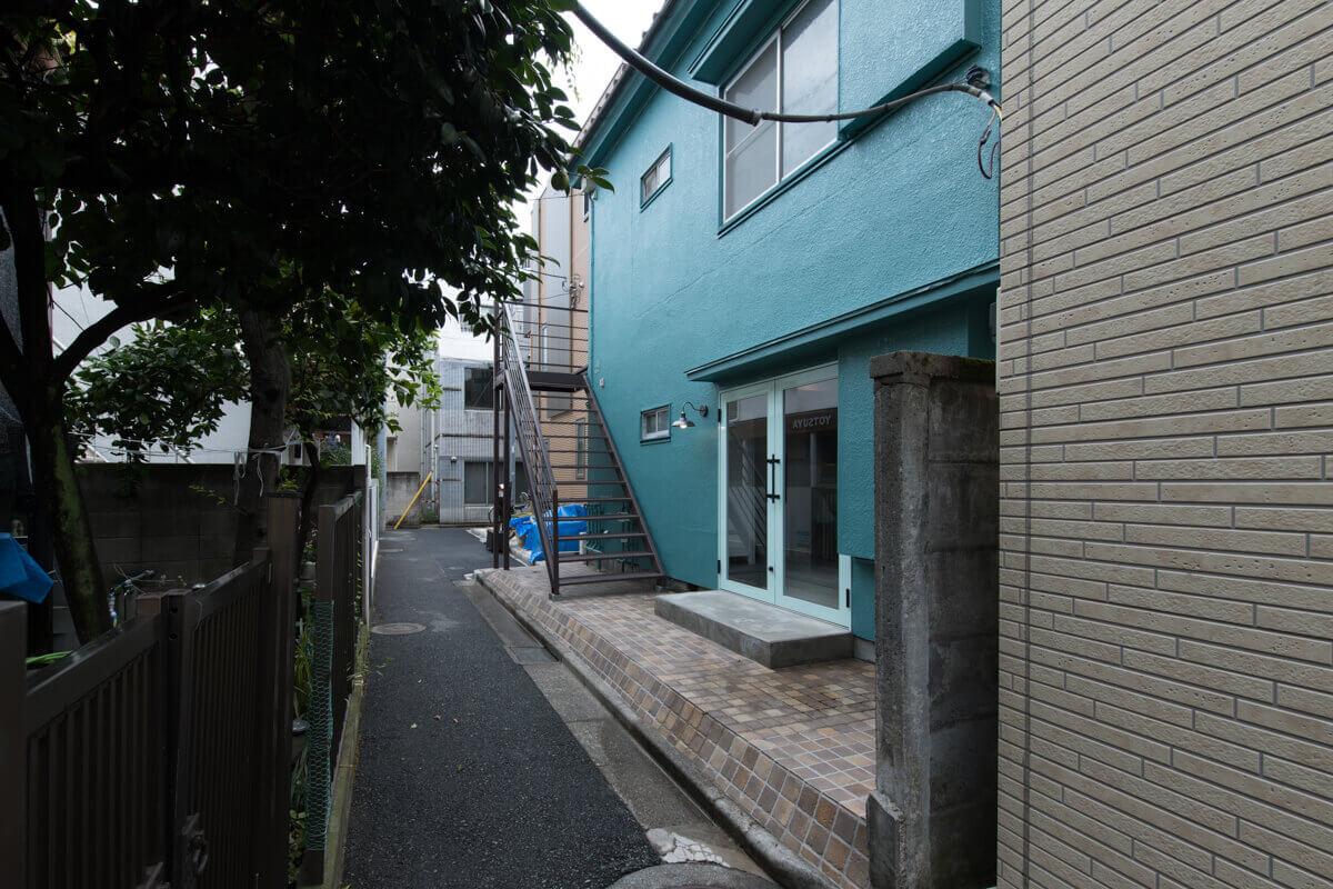 新宿区四谷の賃貸物件/1階部分はカフェが営業中