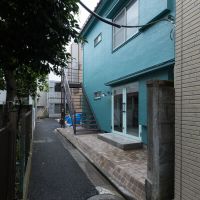 新宿区四谷の賃貸物件/1階部分はカフェが営業中