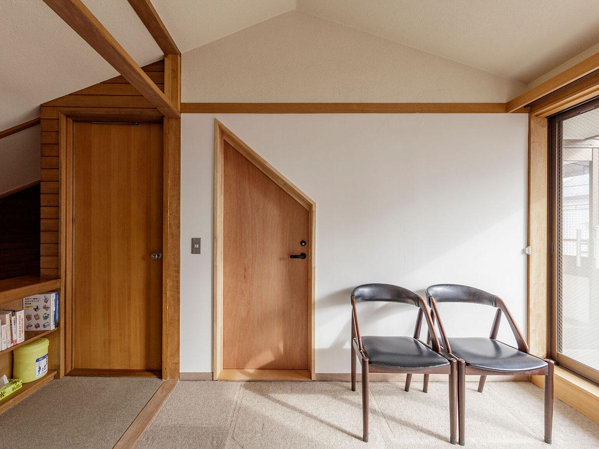 杉並区今川の賃貸物件/2階の共用部に個室の入口が並ぶ、右の扉がroom1、左の扉がroom2