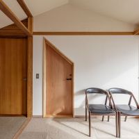 杉並区今川の賃貸物件/2階の共用部に個室の入口が並ぶ、右の扉がroom1、左の扉がroom2