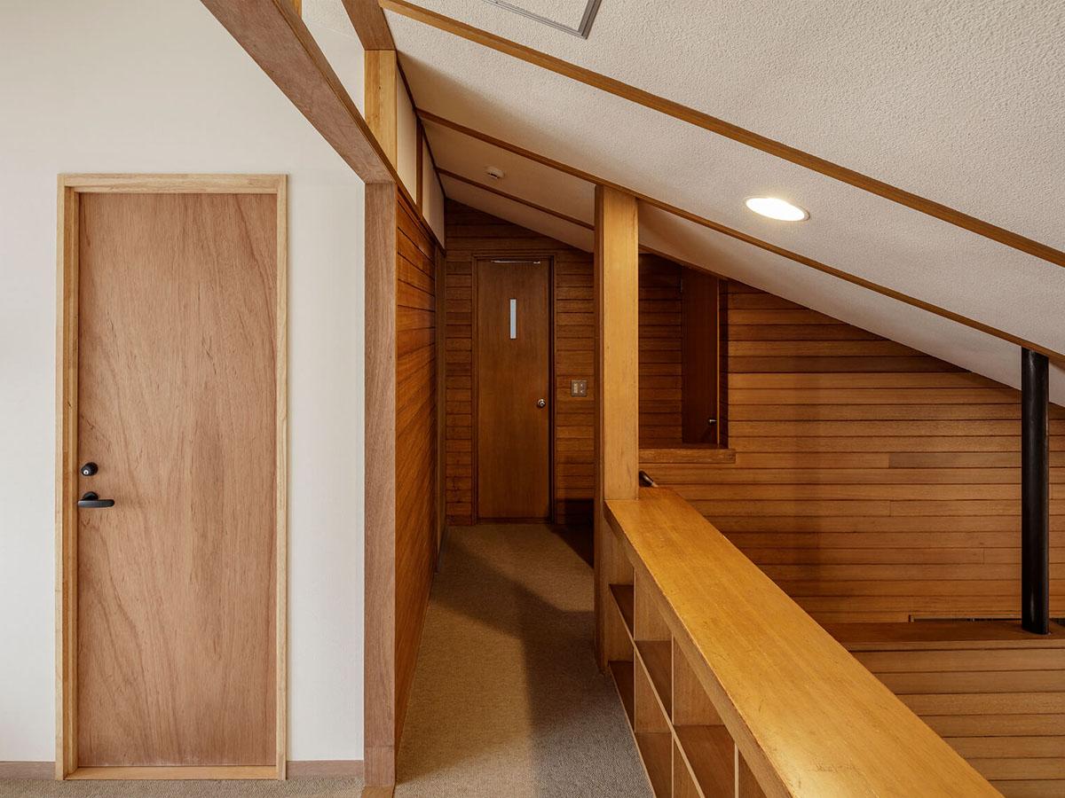 杉並区今川の賃貸物件/向かい側にも個室の入口が並ぶ