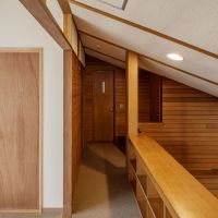 杉並区今川の賃貸物件/向かい側にも個室の入口が並ぶ