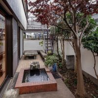杉並区今川の賃貸物件/奥にあるテーブルとベンチはかなり使えそう