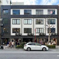 台東区蔵前の賃貸物件/白と濃紺の外観が印象的なレトロなビルです