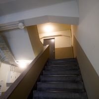 台東区蔵前の賃貸物件/エントランスホールかちらっと見える扉が2階の入口。2階のお店に行く人は必ず通るので視認性良しです