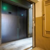台東区蔵前の賃貸物件/1階入口。前入居者が設置した鉄扉はそのまま残ります（その外側にシャッターもあります）