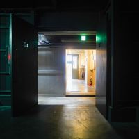 台東区蔵前の賃貸物件/照度を落とすとこんな雰囲気。誘導灯もなんだかあやしい雰囲気を作ってます