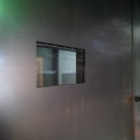 台東区蔵前の賃貸物件/鉄扉に小窓がついています