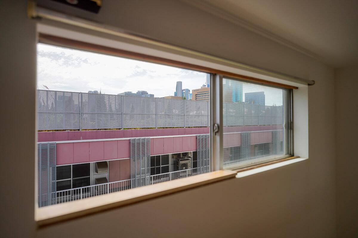 中央区築地の賃貸物件/窓からは中央区の観光施設の屋上が見えます。フェンスがあるので目線が合うことはなさそうです