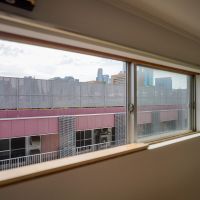 中央区築地の賃貸物件/窓からは中央区の観光施設の屋上が見えます。フェンスがあるので目線が合うことはなさそうです