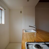 中央区築地の賃貸物件/対面式のキッチンで、使いやすそう。奥は冷蔵庫置き場です