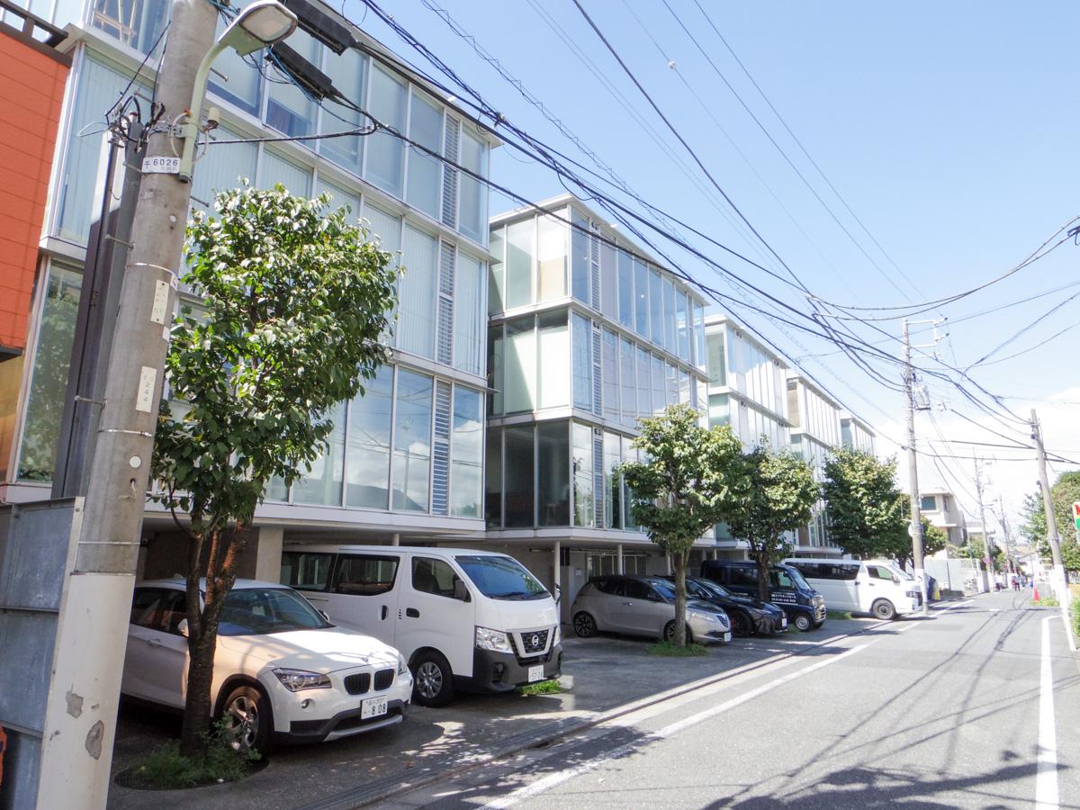 大田区北千束の賃貸物件/ガラス&times;コンクリート打ち放し&times;メッシュのシャープな外観