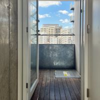 江東区門前仲町の賃貸物件/エレベーターから玄関までの屋外廊下はウッドデッキ。ベランダはありませんが、ワンフロア1住戸なので実質専有のような形で使えます。他の居住者さんはここに自転車など置いているようでした。エレベーターは居住階にだけ停まるのでセキュリティも安心です。