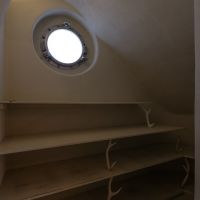 町田市大蔵町の売買物件/地下1階東側の部屋：奥には収納棚
