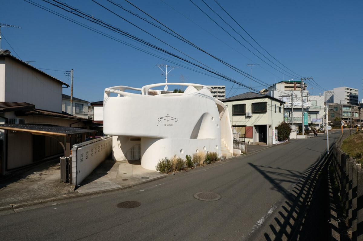 町田市大蔵町の売買物件/1階：周囲とのギャップに驚く外観