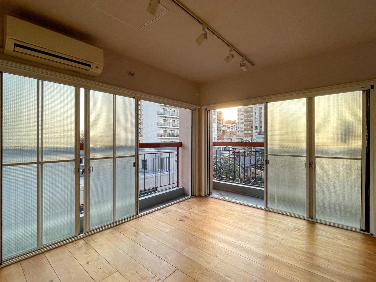 新宿区下落合の賃貸物件/L字型の大きな窓から、青空やきれいな夕陽が楽しめる部屋