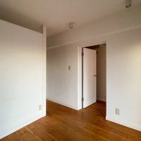新宿区下落合の賃貸物件/洋室。間仕切りの向こうにちょっとした収納スペース