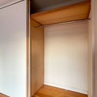 新宿区下落合の賃貸物件/右側の扉の中もハンガーパイプ付きのクローゼット