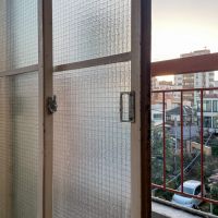 新宿区下落合の賃貸物件/ずっしりとしたスチールサッシは開閉しづらいですが、レトロな質感が好きな方にはたまらない仕様かも