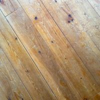 新宿区下落合の賃貸物件/床はこんな感じで水シミや傷がたくさん。アジとお考えいただければ