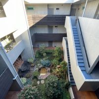 杉並区松ノ木の賃貸物件/階段の上から中庭を見下ろした図