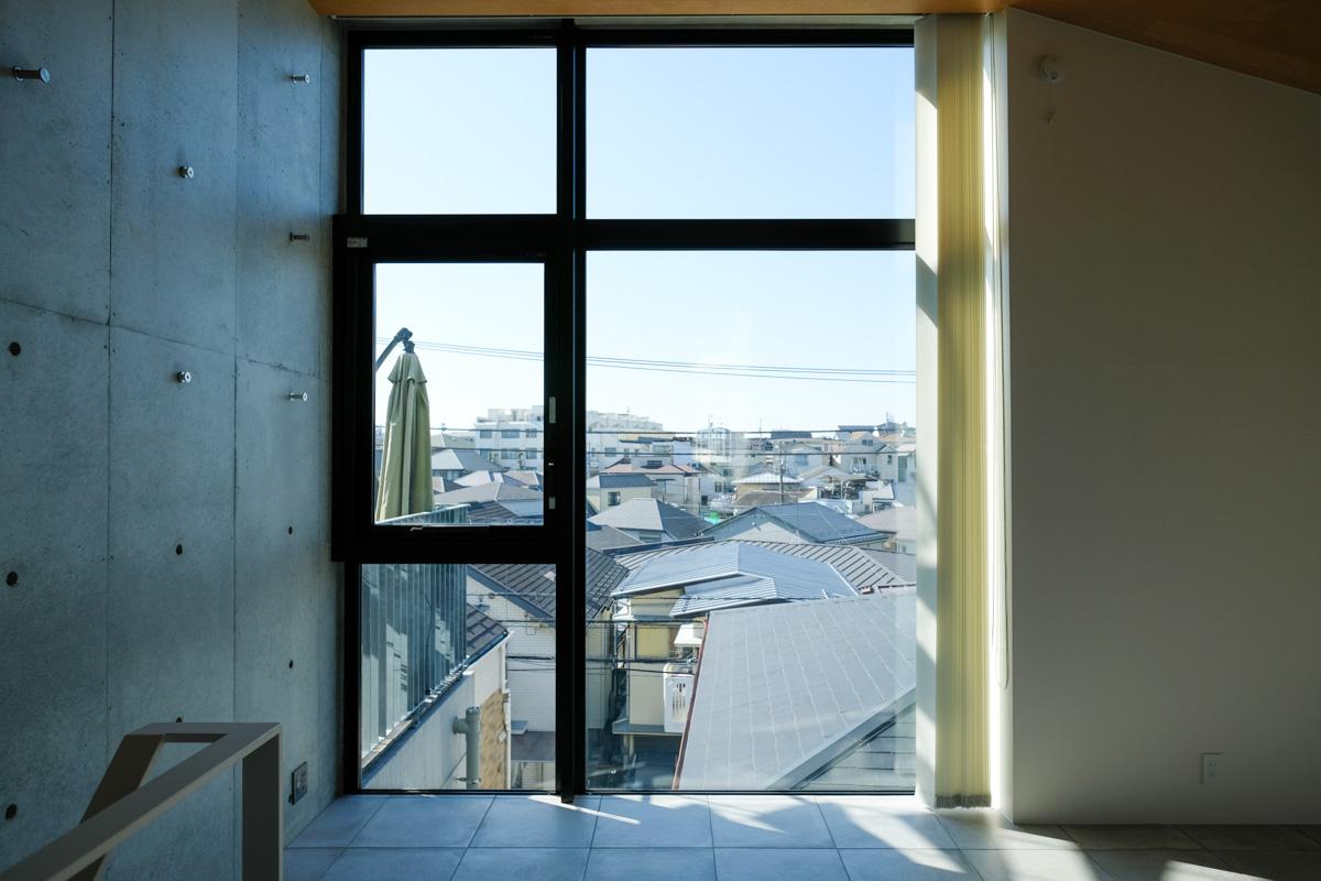 目黒区目黒の賃貸物件/眺望も楽しめる開放的な開口は床から天井まで取られている