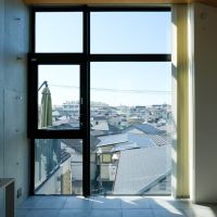 目黒区目黒の賃貸物件/眺望も楽しめる開放的な開口は床から天井まで取られている