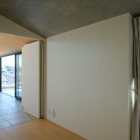 目黒区目黒の賃貸物件/洋室の勾配天井はコンクリート打ち放しのデザイン