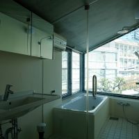 目黒区目黒の賃貸物件/開放的な浴室。ブラインド付きのためご安心を。琺瑯の浴槽や、レインシャワーなどこだわりを感じられる