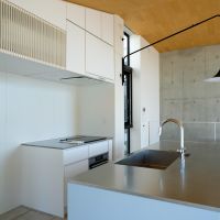 目黒区目黒の賃貸物件/ステンレストップのキッチンは特大サイズ。家族や友人と作業してもゆとりを感じられる