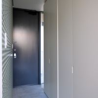 目黒区目黒の賃貸物件/玄関はモルタル仕上げ