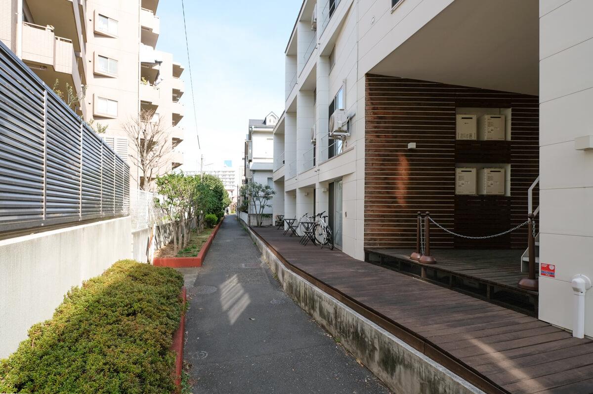 練馬区貫井の賃貸物件/物件に面した道沿いに長いデッキが敷かれる