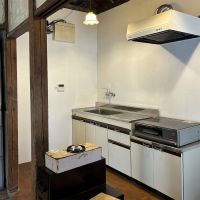 墨田区京島の賃貸物件/共用のキッチン。コンロの横にこれから洗濯機が1台導入されます