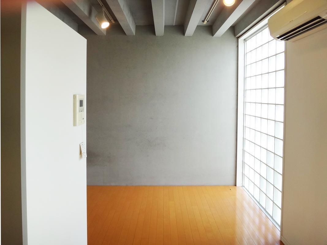 横浜市青葉区美しが丘の賃貸物件/コンクリート・ガラスブロック・壁の白のバランスが良い