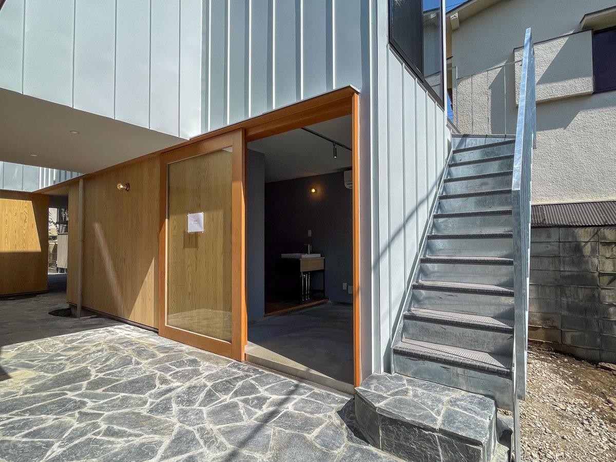品川区西中延の賃貸物件/土間の出入り口。階段の下に通常の玄関ドアもあります