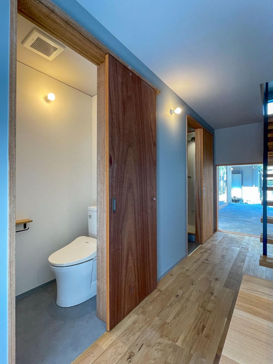 品川区西中延の賃貸物件/土間奥にはトイレとシャワールーム、そして大きなFIX窓