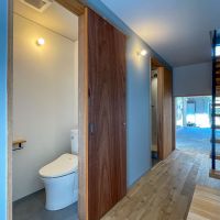 品川区西中延の賃貸物件/土間奥にはトイレとシャワールーム、そして大きなFIX窓