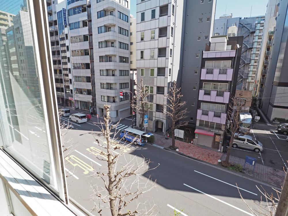 千代田区岩本町の賃貸物件/前面道路は広いわりにはそこまで交通量が多くありません