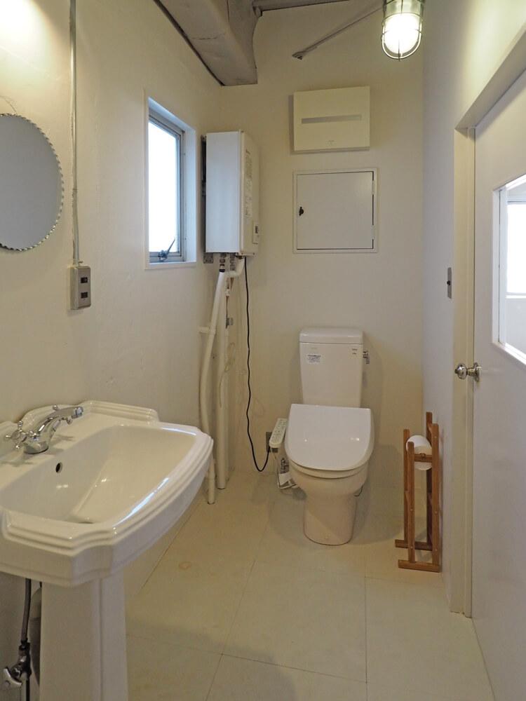 千代田区岩本町の賃貸物件/シャワーの反対側にトイレがあります