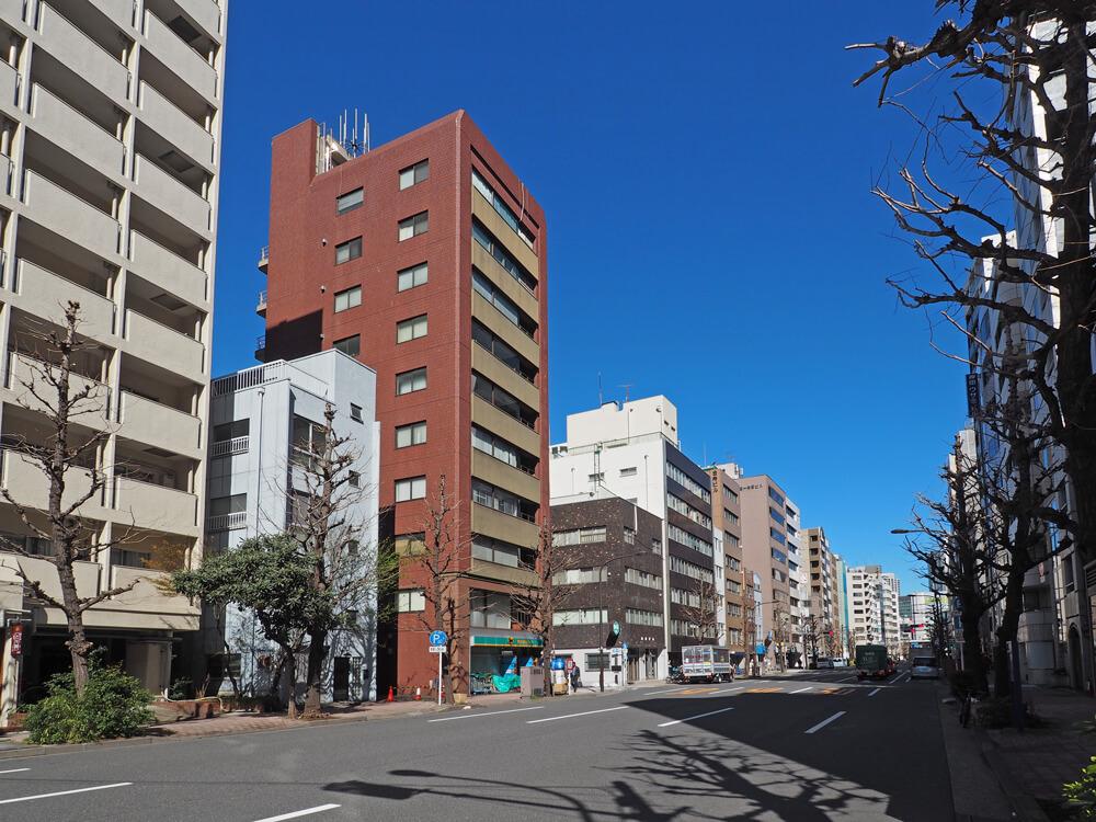 千代田区岩本町の賃貸物件/水色のビルの4階部分。この道を進めば秋葉原です。