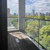 江東区平野の賃貸物件/ベランダがウッドデッキなのも雰囲気良し
