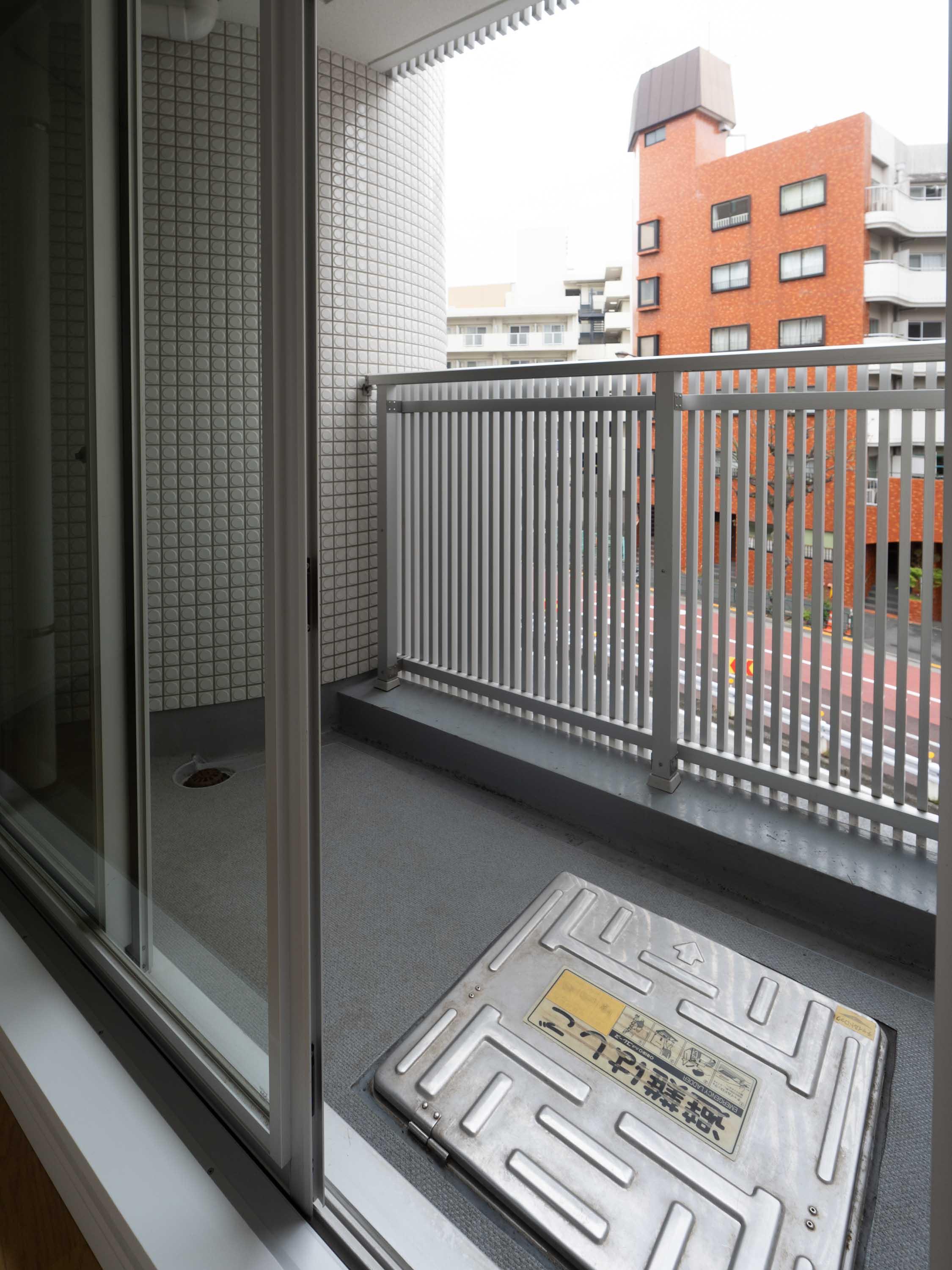 新宿区大京町の賃貸物件/ベランダを横切ると