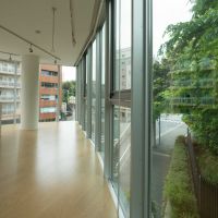 新宿区大京町の賃貸物件/反対側の窓は道路沿いで、人の往来もあります