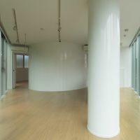 新宿区大京町の賃貸物件/LDKの先端から見た視点。奥の大きな円柱の中にバスルーム