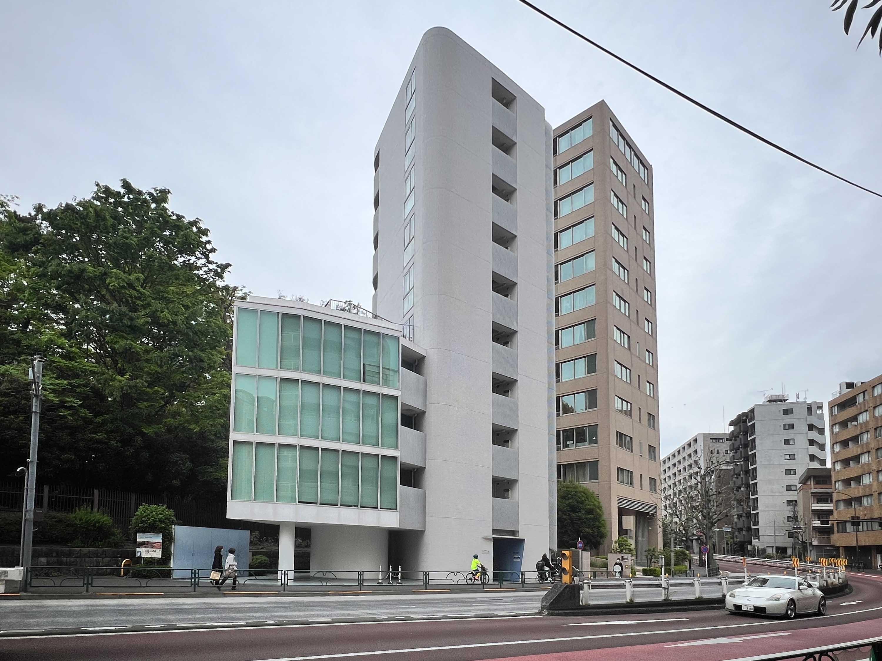 新宿区大京町の賃貸物件/建物外観。白い棟からにょきっと生えたガラス張りの区画が今回募集の部屋