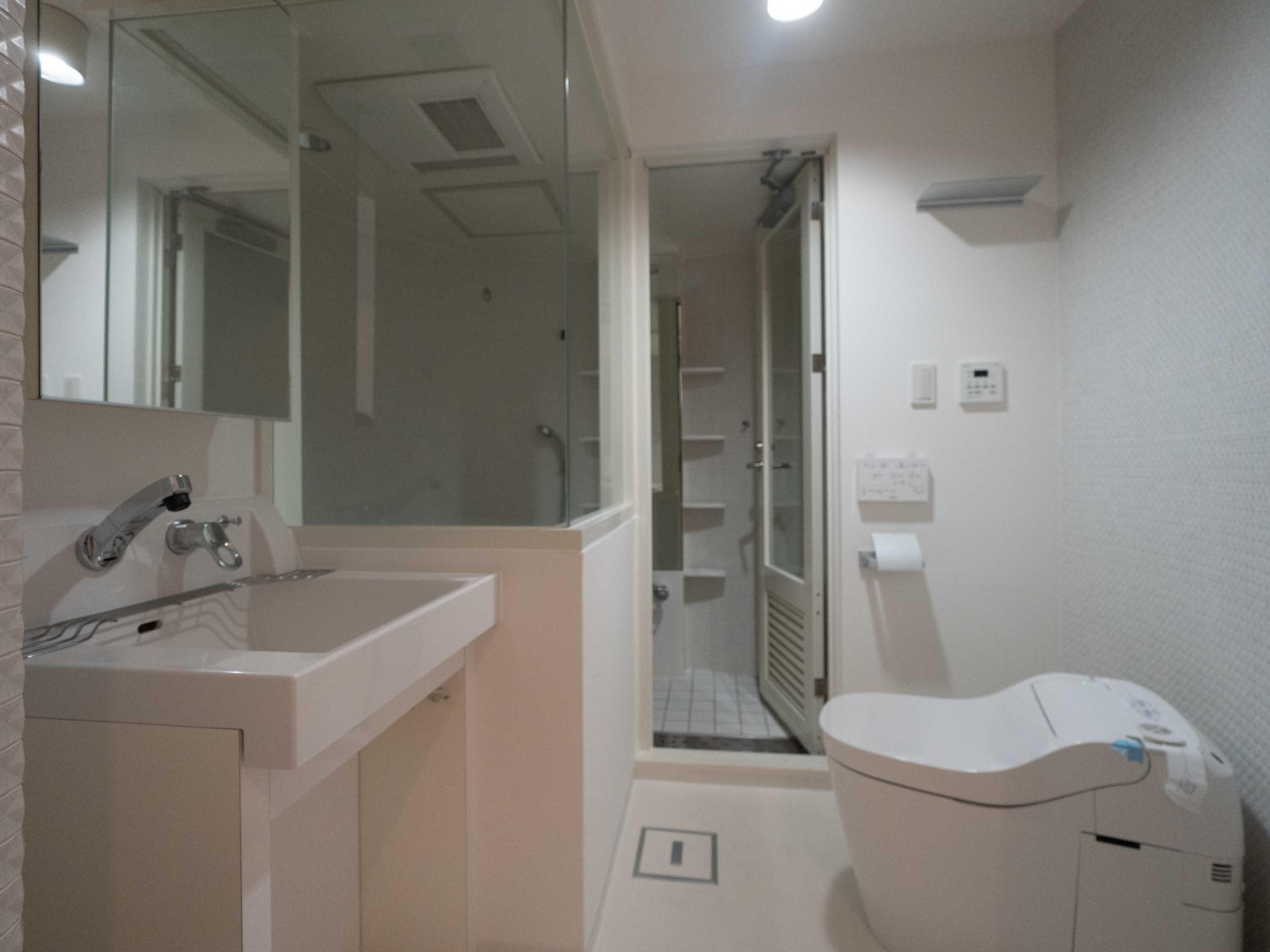 新宿区大京町の賃貸物件/トイレと脱衣洗面所。奥が浴室